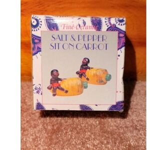 NIB Fine Ceramic Salt Pepper Shakers Sit on‎ Carrot Hand Painted Kitchen Decor